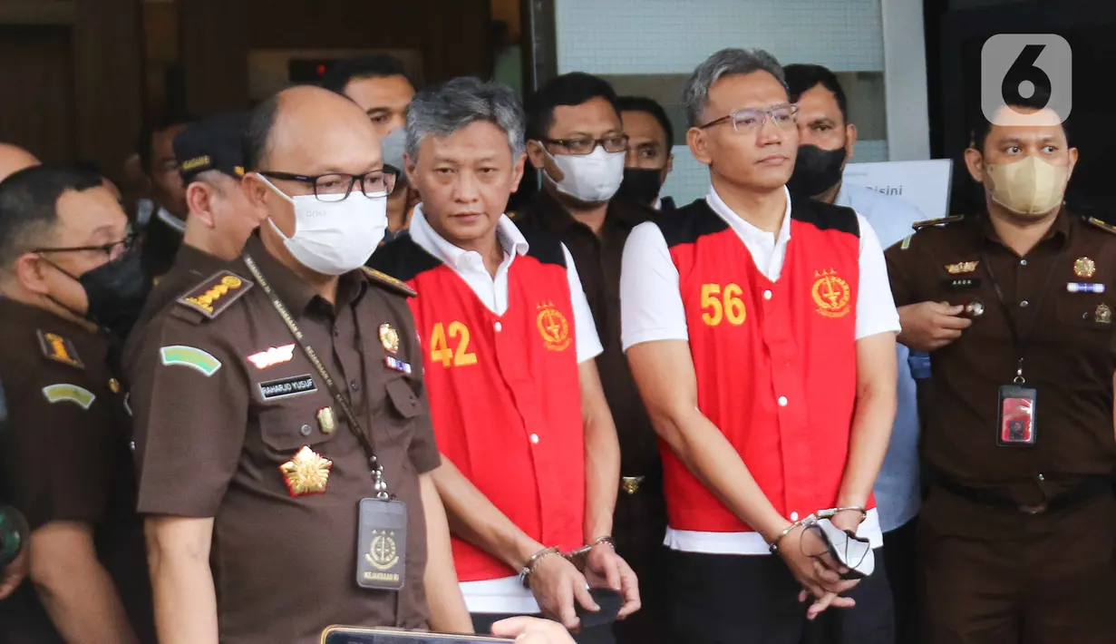 Dua tersangka kasus obstruction of justice pembunuhan berencana Brigadir J, Hendra Kurniawan dan Agus Nurpatria ditunjukkan petugas saat proses pelimpahan berkas perkara tahap dua kasus di Gedung Kejaksaan Agung, Jakarta, Rabu (5/10/2022). Penyidik Bareskrim Polri menyerahkan 11 tersangka dan barang bukti kepada Kejaksaan Agung dalam pelimpahan tahap dua terkait kasus pembunuhan berencana Brigadir J dan obstruction of justice yang salah satunya menjerat mantan Kadiv Propam Ferdy Sambo. (Liputan6.com/Herman Zakharia)
