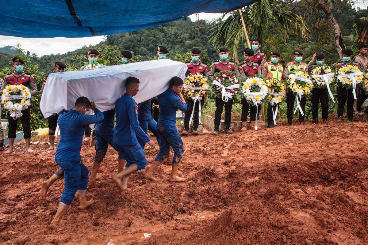 FOTO: 24 Korban Banjir Bandang yang Tak Teridentifikasi Dimakamkan Secara Massal di Padang