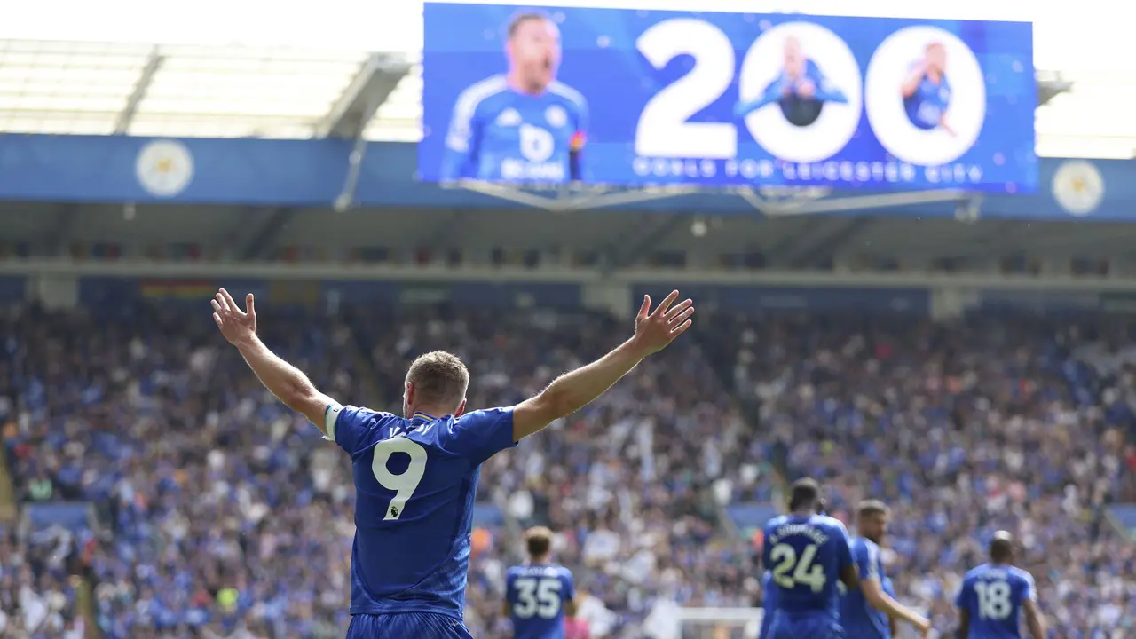 Foto: Perpisahan Sempurna Jamie Vardy, Cetak Gol Ke-200 dalam Penampilannya yang Ke-500 di Leicester