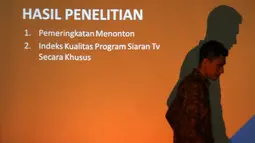 Seseorang melintas di depan proyektor jelang  rilis indeks kualitas program siaran televisi periode II 2016 di Jakarta, Rabu (5/10). Survei dilaksanakan tim dari ISKI dibantu 12 perguruan tinggi di Indonesia. (Liputan6.com/Helmi Fithriansyah)