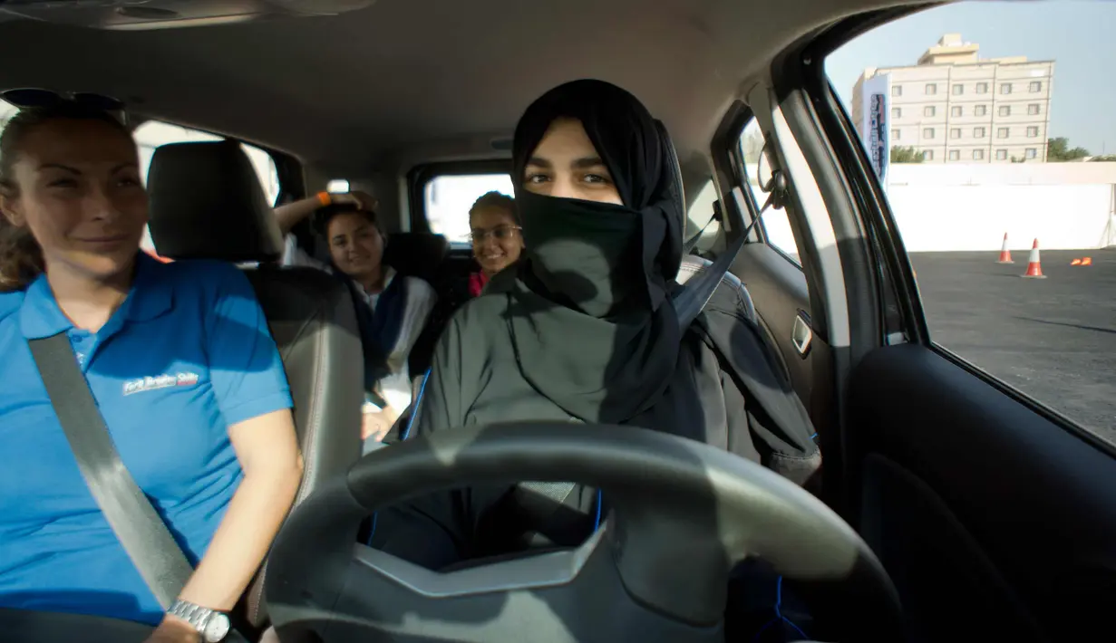 Seorang siswa didampingi instruktur mengikuti kursus mengemudi di kampus Effat University, di Jeddah, Arab Saudi, (6/3). Keputusan kerajaan Arab Saudi tersebut menaikkan salah satu bentuk diskriminasi terhadap wanita di Arab Saudi. (AP Photo/Amr Nabil)