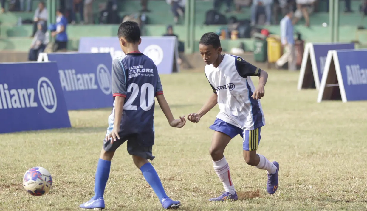 Sejumlah anak mengikuti tes fisik program Allianz Explorer Camp 2019 di Lapangan PSPT Tebet, Jakarta, Sabtu (22/6). Nantinya akan ada pemenang yang diberangkatkan ke Singapura dan Munchen. (Bola.com/Vitalis Yogi Trisna)