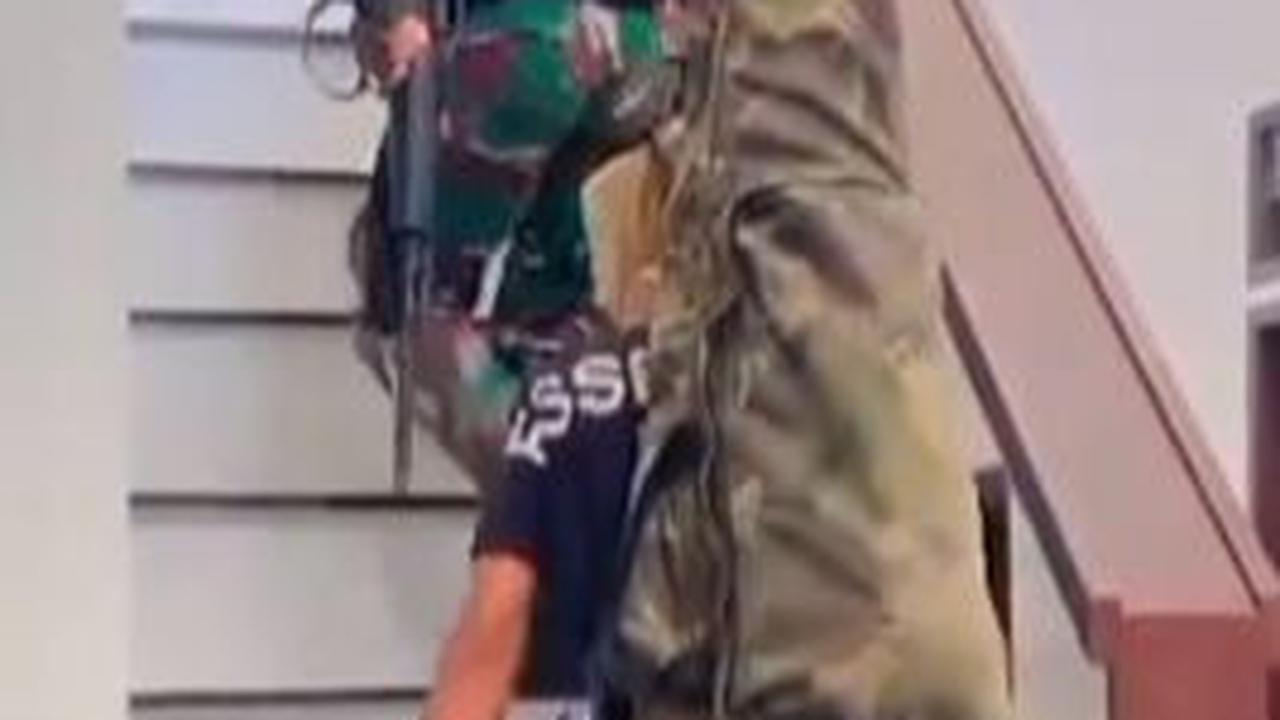 "Rumahku dipinjam sniper TNI untuk pengamanan presiden," demikian dikutip dari keterangan video.