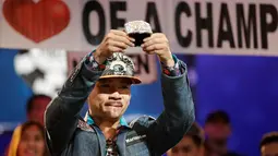 Qui Nguyen asal Amerika menunjukan medalinya setelah memenangkakn Kompetisi Poker Dunia di Las Vegas, AS (2/11). Kompetisi Poker Dunia ini berhadiah sebesar 8 juta dollar. (AP/John Locher)