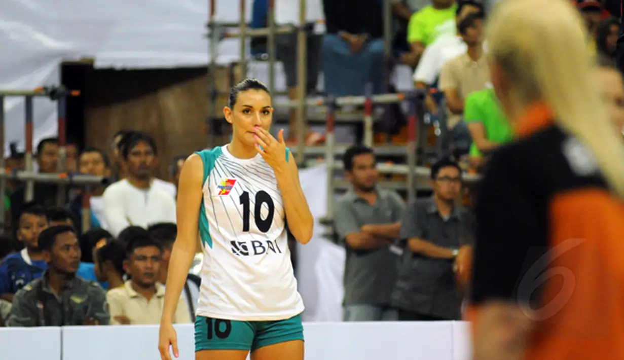 Pevoli putri Jakarta BNI 46, Antonija Kaleb (kiri) mendengarkan arahan dari pelatihnya, Svetlana Ilic saat laga melawan Jakarta Pertamina Energi di Pertamina Proliga 2015, GOR Dome Balikpapan, (8/2/2015). (Liputan6.com/Helmi Fithriansyah)