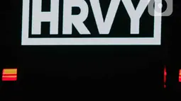 Penampilan Hrvy di atas panggung saat tampil dalam festival musik Love Fest di Istora Senayan, Jakarta, Sabtu (22/2/2020). Dalam penampilannya Hrvy membawakan sejumlah lagu seperti Personal, Million Ways, I Wish You Were Here. (Liputan6.com/Faizal Fanani)