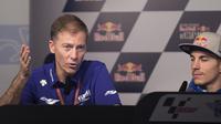 Bos Yamaha, Lin Jarvis, dan pebalap Suzuki, Maverick Vinales, dalam sesi konferensi pers menjelang MotoGP Jerez, 21 April 2016. Vinales dikabarkan jadi incaran Yamaha untuk menggantikan Jorge Lorenzo yang hengkang ke Ducati. (EPA/Jose Manuel Vidal)