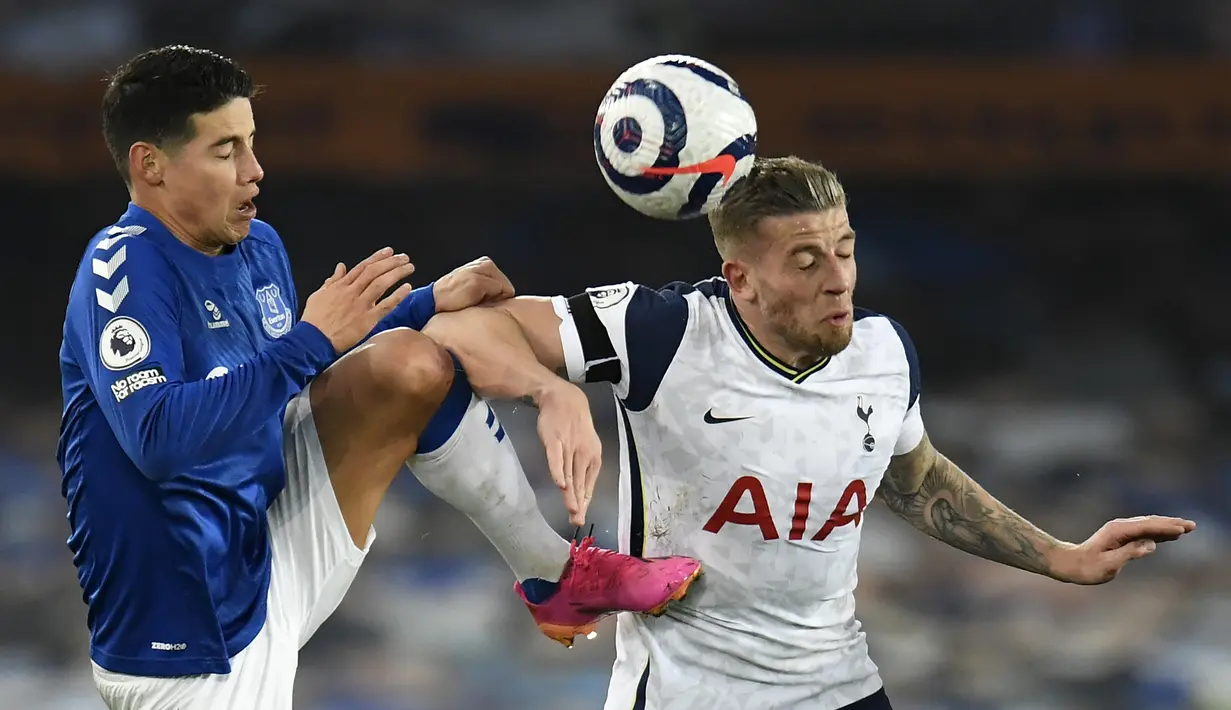 Gelandang Everton, James Rodriguez (kiri) berebut bola dengan bek Tottenham hotspur, Toby Alderweireld dalam laga lanjutan Liga Inggris 2020/2021 pekan ke-32 di Goodison park, Liverpool, Jumat (16/4/2021). Everton bermain imbang 2-2 dengan Tottenham. (AP/Peter Powell/Pool)