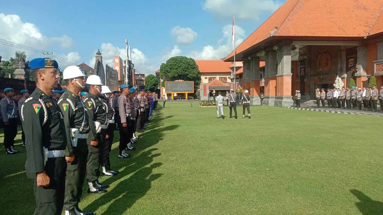 Polda Bali menggelar apel gelar pasukan Operasi Zebra Agung 2025 yang dipimpin langsung oleh Kapolda Bali, Irjen Pol Daniel Adityajaya di Halaman Mapolda Bali, Denpasar, Bali, Senin (17/11).