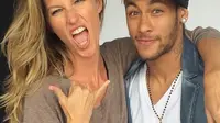Neymar Gandeng Model Seksi 11 Tahun Lebih Tua