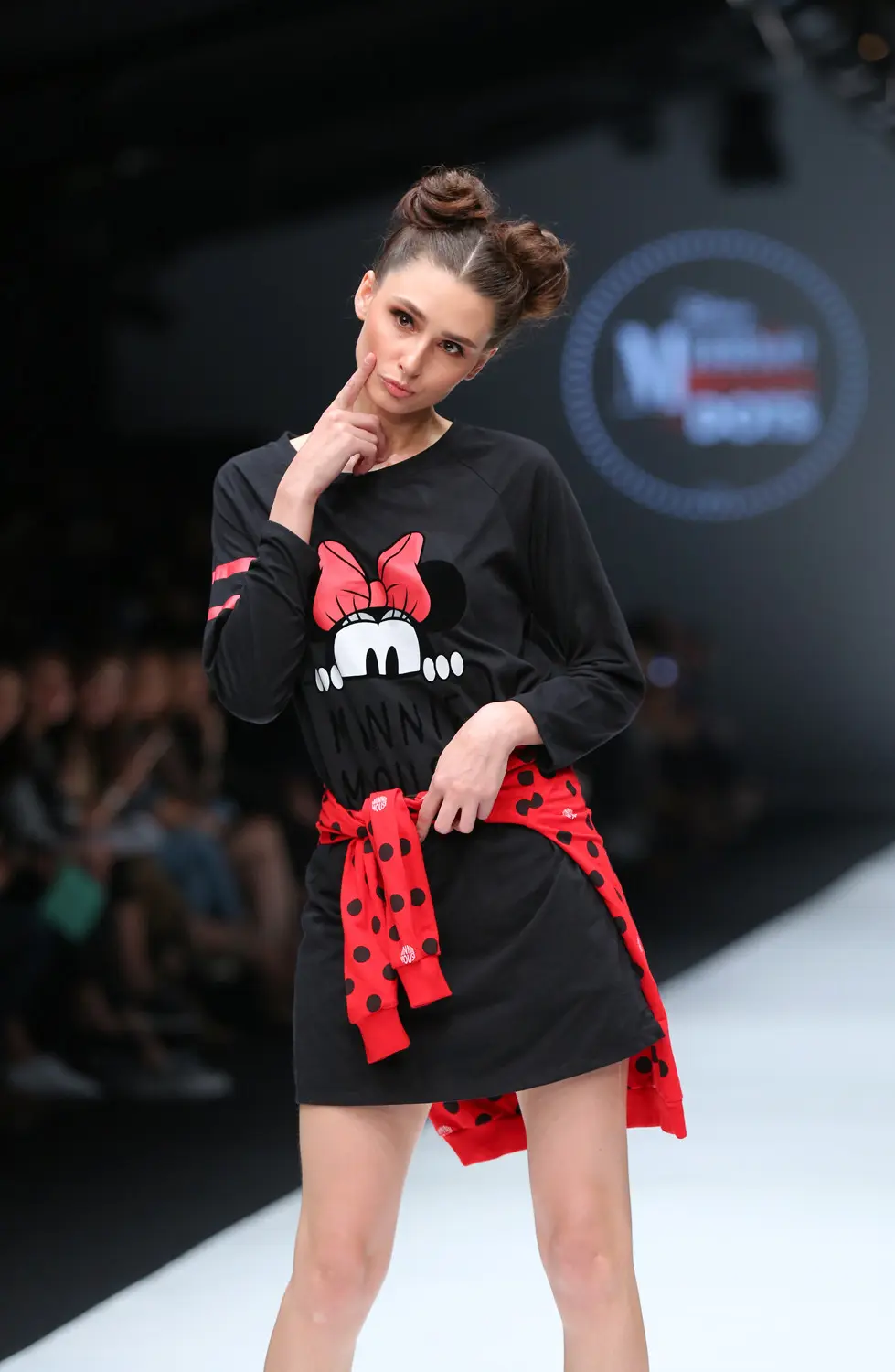 Padu padan mengenakan pakaian bergambar Minnie Mouse. (Photographer: Daniel Kampua/Bintang.com)