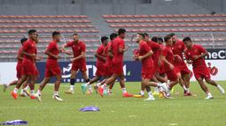 Sejumlah pemain Timnas Indonesia saat menjalani sesi latihan di KLFA Stadium, Kuala Lumpur, Minggu (25/12/2022) jelang menghadapi Brunei Darussalam di Piala AFF 2022. (Bola.com/Zulfirdaus Harahap)