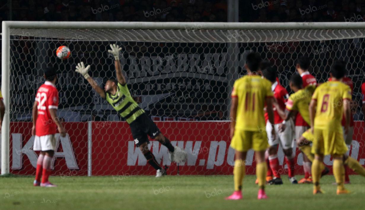 Kiper Persija, Andrytani gagal menahan bola sepakan Hilton Moreira pada laga Torabika SC 2016 di Stadion Utama Gelora Bung Karno, Jakarta (24/6/2016). Sriwijaya unggul sementara 1-0. (Bola.com/Nicklas Hanoatubun)
