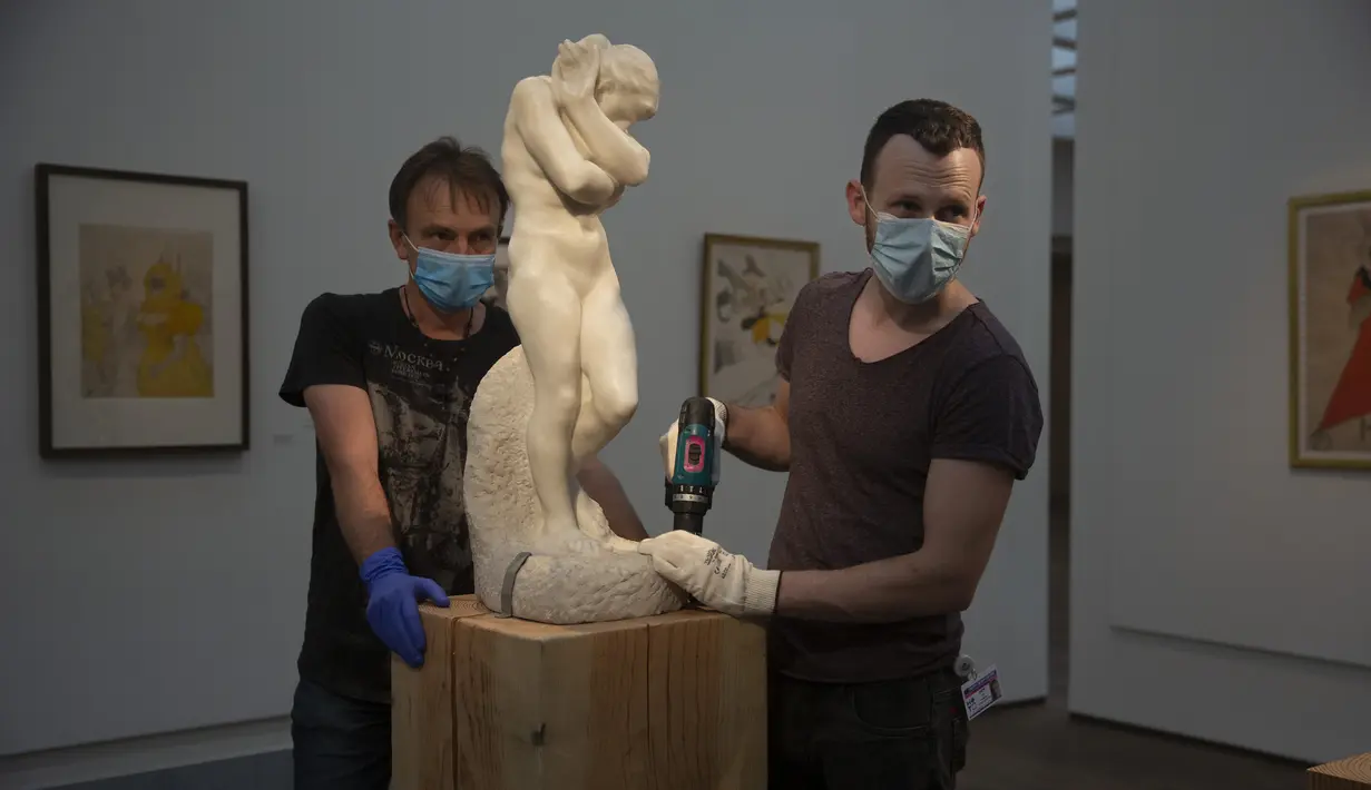 Pegawai Museum Israel menempatkan "Eve" Auguste Rodin kembali ke galeri selama persiapan terakhir untuk kembali dibuka, Yerusalem, Selasa (11/8/2020). Setelah lima bulan tutup karena pandemi COVID-19, Museum Israel akan kembali dibuka untuk umum pada minggu ini. (AP Photo/Maya Alleruzzo)