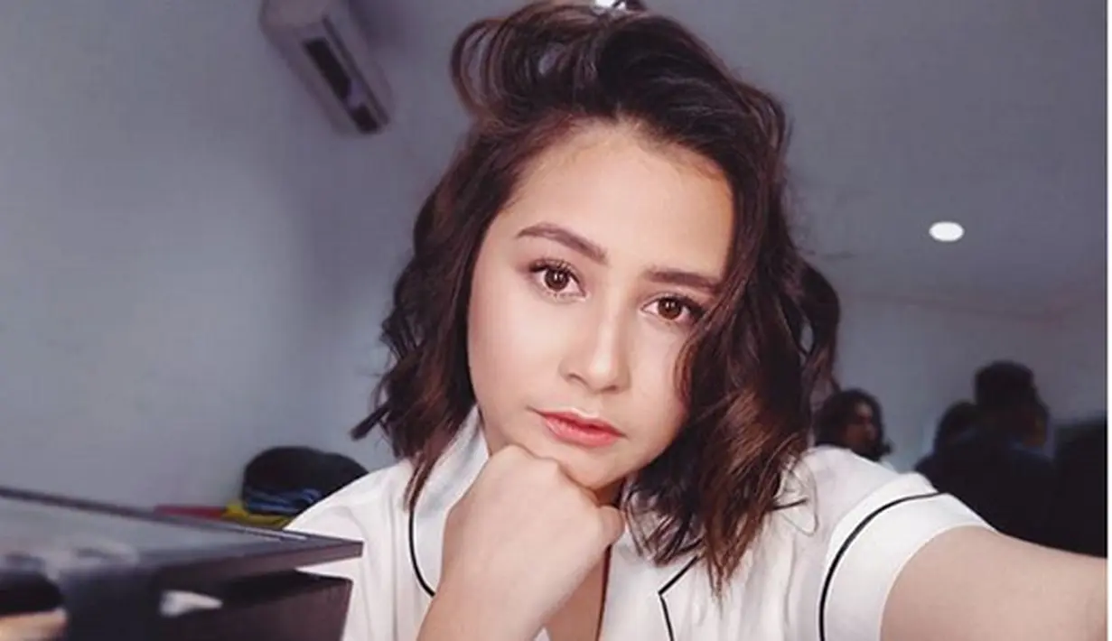 Penyanyi dan pemeran Prilly Latuconsina tampil dengan gaya baru. Penyanyi dan pemeran kelahiran 21 tahun itu tampil baru dengan gaya rambutnya. Banyak yang memuji penampilan Prilly. (Instagram/prillylatuconsina96)