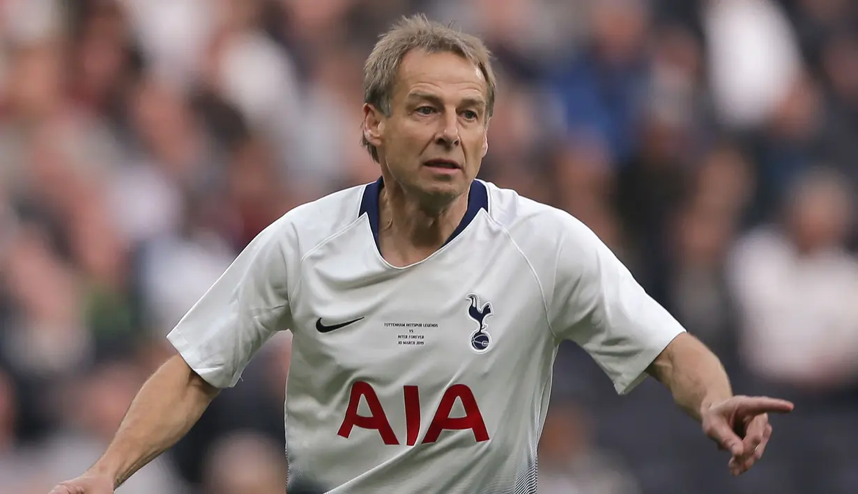 <p>Jurgen Klinsmann datang ke Liga Inggris bersama Tottenham Hotspur. Ia memiliki eksploitasi mencetak gol yang mengagumkan bersama rekannya, Teddy Sheringham. Hal itu dibuktikan dengan catatan 30 gol di musim debutnya bersama The Lilywhites. (AFP/Daniel Leal)</p>