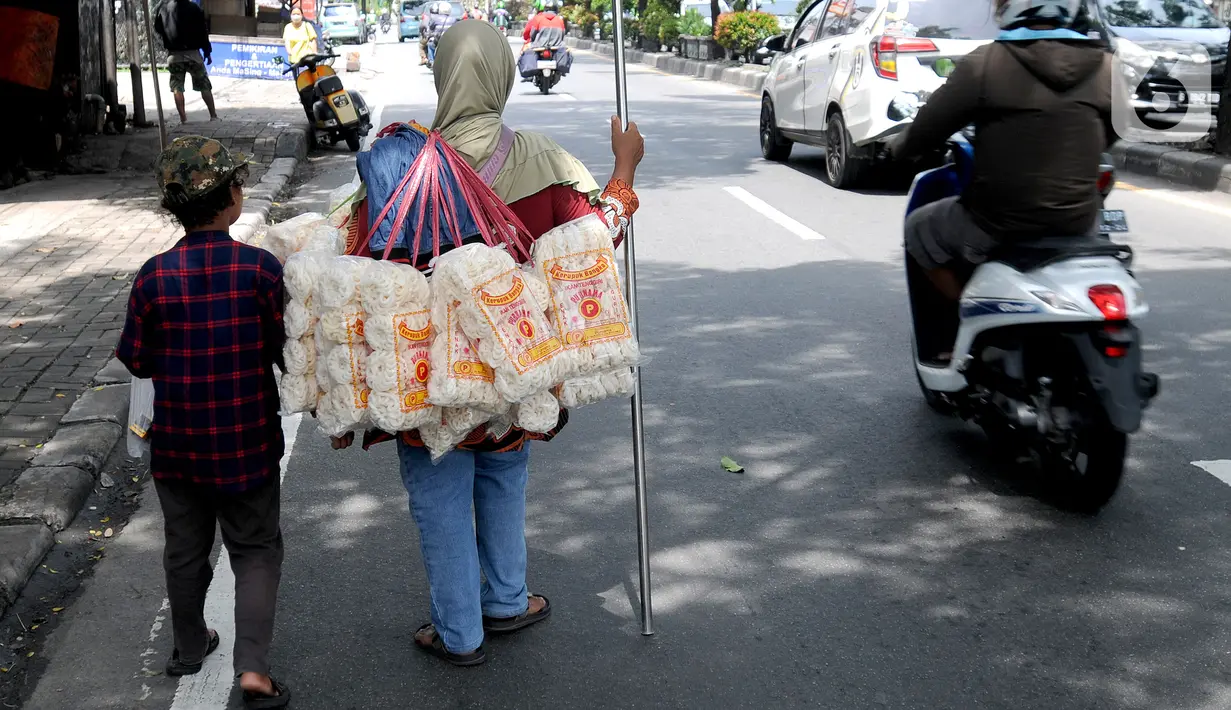 <p>Penyandang tunanetra Ibu Adel (48) berjalan bersama anak bungsunya menyusuri jalan raya Ciputat, Tangerang Selatan, Selasa (26/04/20222). Warga Pondok Cabe 3 ini setiap harinya menyusuri jalan hingga sekitar 10 km menjajakan kerupuk Bangka yang dijualnya Rp 25 ribu/bungkus. Sudah beberapa bulan terakhir ini ia mengaku pendapatannya merosot drastis hanya sekitar Rp 50 ribu/ hari yang digunakan untuk mencukupi kebutuhan sehari-hari. (merdeka.com/Arie Basuki)</p>