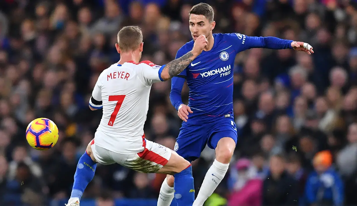 Gelandang Chelsea, Jorginho berusaha melewati gelandang Crystal Palace, Max Meyer saat bertanding pada lanjutan Liga Inggris stadion Stamford Bridge, London (4/11). Chelsea menang atas Crystal Palace dengan skor 3-1. (AFP Photo/Ben Stansall)