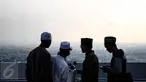 Petugas dari PBNU melalui teleskop mencoba melihat hilal di lantai atas Gedung Seasons City, Jakarta, Minggu (5/6/2016). Penglihatan Hilal dan Rukyat tersebut dilakukan untuk menetapkan awal Ramadhan 1437 Hijriah. (liputan6.com/Faizal Fanani)