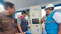 Pengisian mobil listrik di SPKLU Rest Area KM 311 A Tol Kayu Agung-Bakaheuni, tepatnya Kecamatan Sematang Panggang Kota Kayu Agung Kabupaten Ogan Komering Ilir (OKI) Sumsel (Liputan6.com / Nefri Inge)