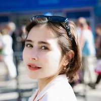 Prilly tampil fresh dengan makeup natural saat mengunjungi booth Indonesian Cinema di Cannes Film Market bersama Omara Esteghlal. [@prillylatuconsina96].