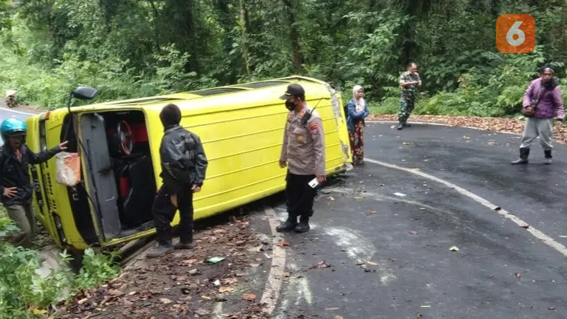 Mobil Elf  pengangkut 14 orang terguling di jalur Sengkan Mayit jalur menuju Kawah Ijen. (Hermawan Arifianto/Liputan6.com)
