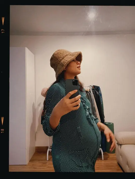 Dalam foto lainnya, ia terlihat memakai dress pas tubuh bermotif polkadot dengan topi bermaterial bulu yang super cute. (Foto: Instagram @indahpermatas)