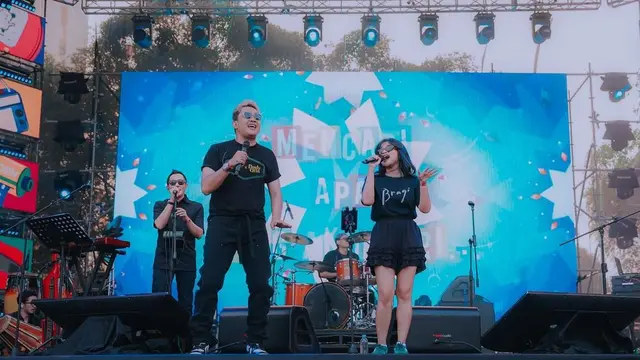6 Potret Anak Ikke Nurjanah Ikut Ngeband Bareng Aldi Bragi, Bergaya Rock and Roll