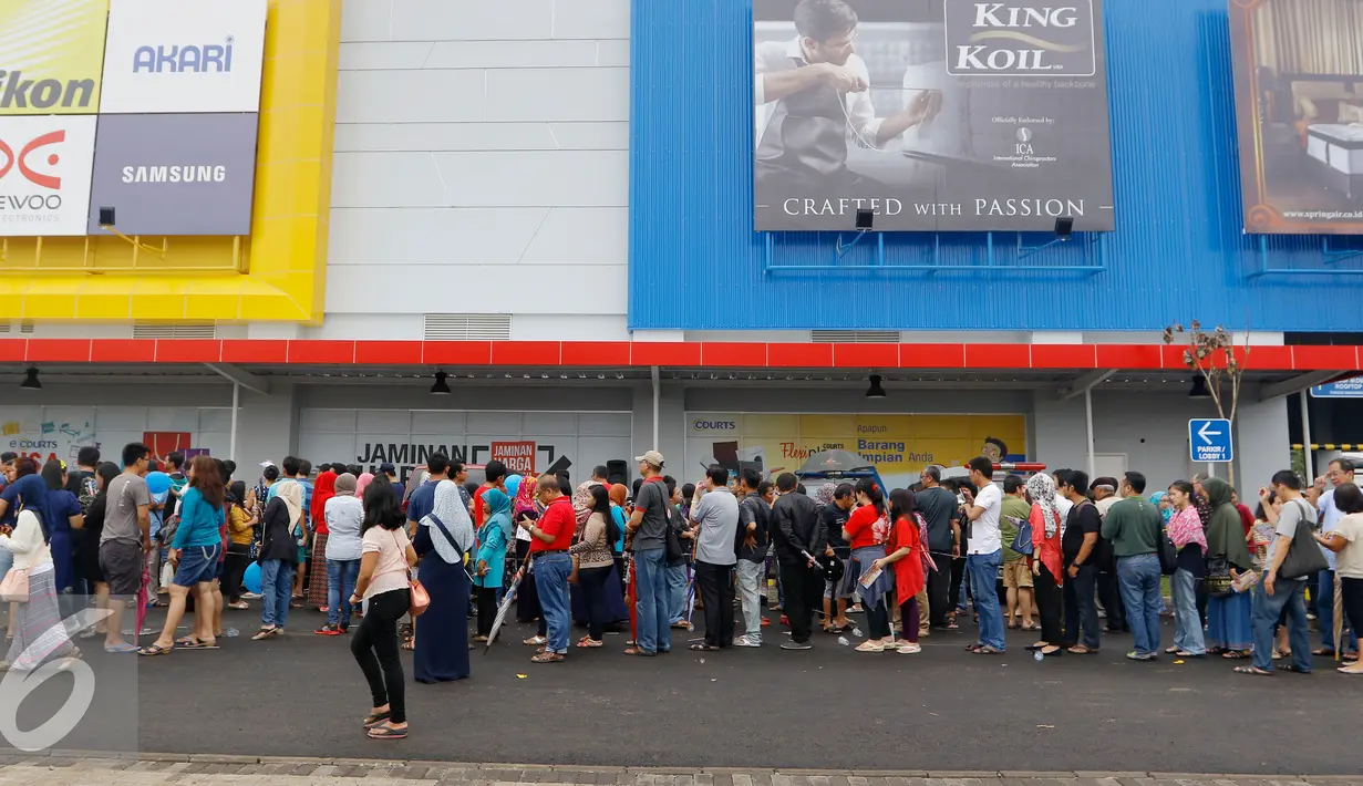 Ratusan orang rela mengantri untuk masuk saat pembukaan Megastore Courts, Tangerang Selatan, Sabtu (23/1/2016). Ritel terbesar di kawasan Asia ini menyediakan produk lokal dan internasional. (Liputan6.com/Fery Pradolo)