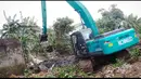 Eskavator mengeruk dan membuang sedimen di Kali Mampang yang menyebabkan pendangkalan, Jakarta, Rabu (20/8/2014)(Liputan6.com/Faizal Fanani)