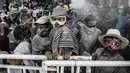 Orang-orang bermain dengan bedak dan busa di jalan selama Karnaval Hitam Putih di Pasto, Kolombia (6/1/2022). Karnaval Hitam Putih dirayakan setiap tahun dan telah masuk dalam daftar warisan budaya takbenda UNESCO sejak 2009. (AFP/Joaqin Sarmiento)