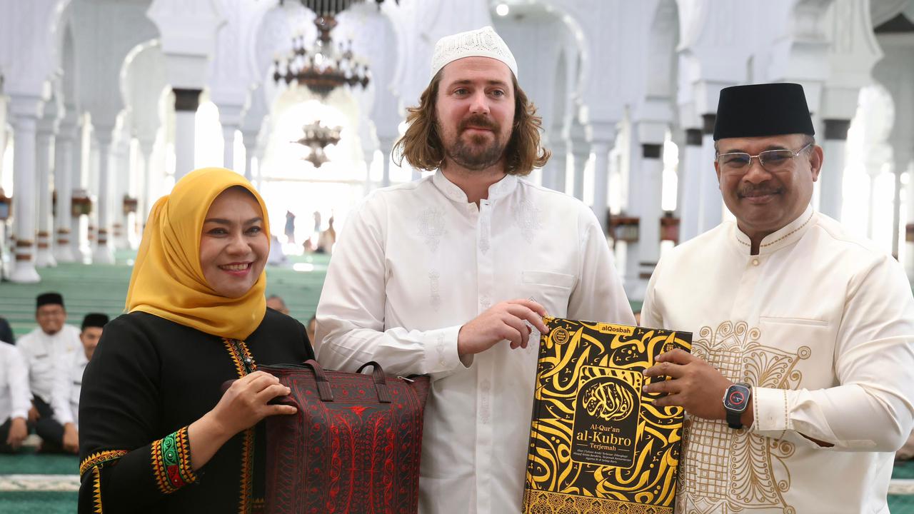 Jumat Berkah, Momen Bule Australia Masuk Islam Bikin Jemaah Masjid Raya Baiturrahman Terharu