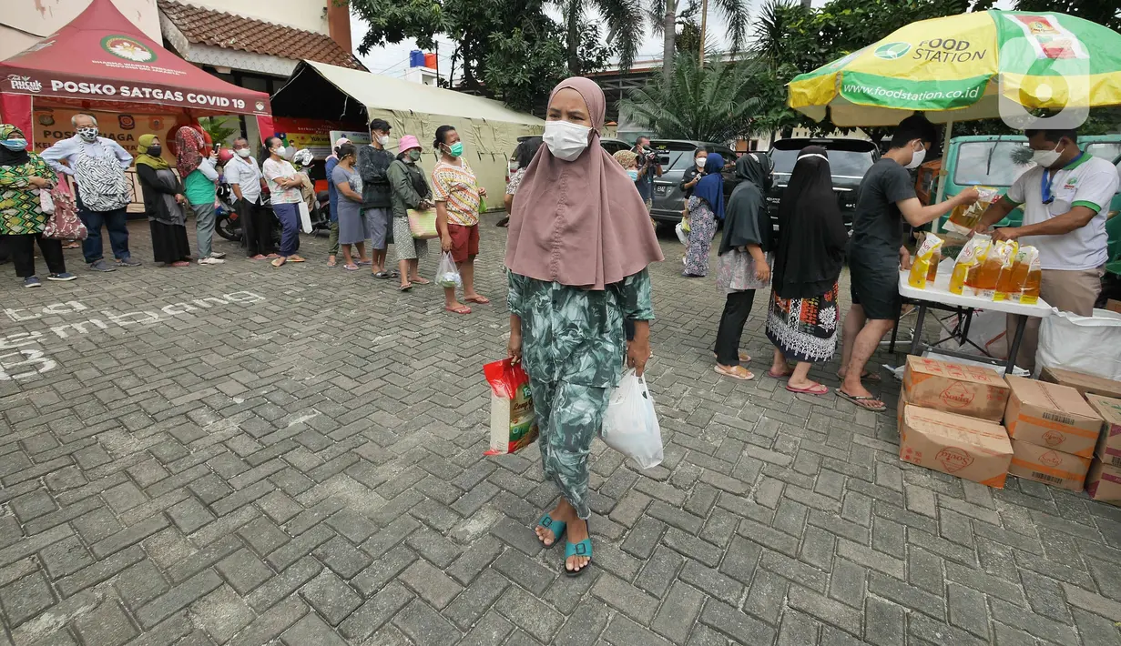 Warga membeli sembako murah di Kantor Kelurahan Cililitan, Jakarta, Rabu (2/2/2022). Pasar murah ini menyediakan minyak goreng dengan harga subsidi yakni Rp 14.000 per liter, beras 5kg dengan harga Rp 55.000 serta telur, susu UHT, gula pasir dan tepung terigu. (Liputan6.com/Herman Zakharia)