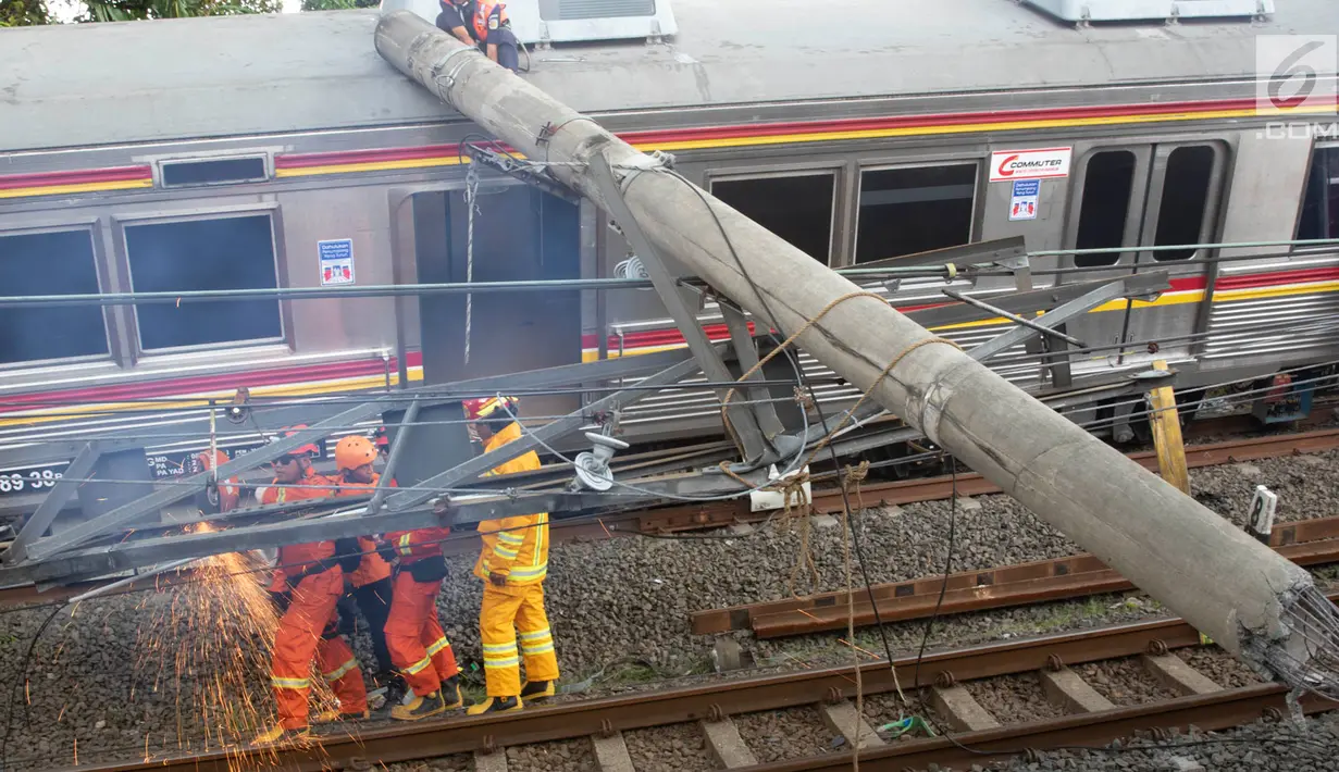Petugas mengevakuasi gerbong KRL yang anjlok di Kebon Pedes, Bogor, Jawa Barat, Minggu (10/3). Kecelakaan KRL jurusan Jatinegara-Bogor tersebut menyebabkan enam orang luka-luka, termasuk masinis kereta. (Liputan6.com/Immanuel Antonius)