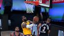 Pebasket Los Angeles Lakers, LeBron James, berusaha mencetak poin saat melawan Portland Trailblazers pada babak pertama playoff NBA 2020 di AdventHealth Arena, Rabu (19/8/2020). LA Laker takluk 93-100 atas Portland Trailblazers. (AFP/Ashley Landis-Pool/Getty Images)