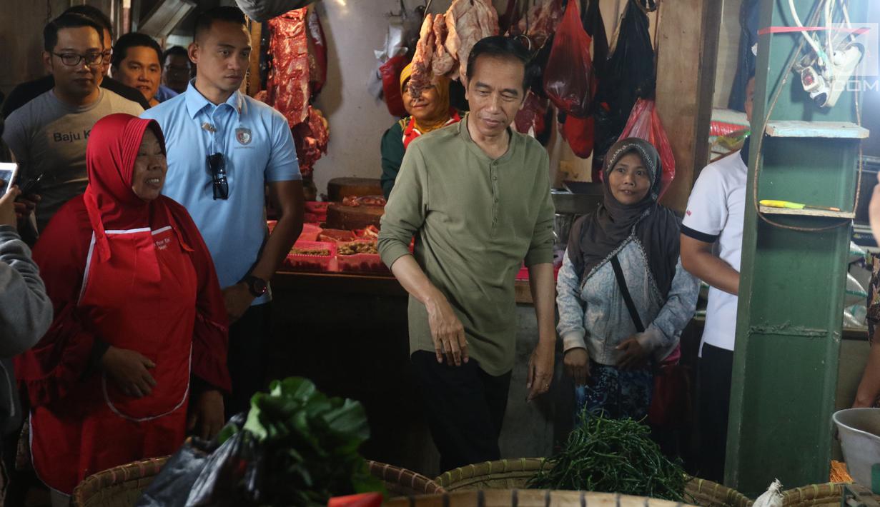 Calon Presiden Nomor Urut 01, Joko Widodo atau Jokowi melakukan blusukan ke Pasar Cihaurgeulis, Bandung, Minggu (11/11). Dalam kesempatan itu, Jokowi juga membeli sejumlah dagangan pasar seperti bayam, ubi dan kangkung. (Liputan6.com/Angga Yuniar)