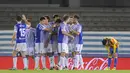 Para pemain Real Sociedad merayakan gol yang dicetak oleh Mikel Oyarzabal ke gawang Valencia pada laga La Liga di Stadion Anoeta, Minggu (24/9/2017). Valencia menang 3-2 atas Real Sociedad. (AFP/Ander Gillenea)