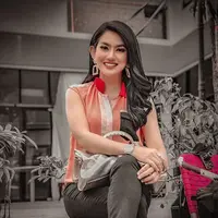 ilustrasi potret sania velova, pesinetron FTV Pintu Berkah yang cantik dan hobi fotografi/instagram: Sania Velova