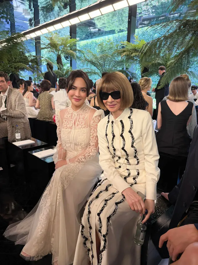 Gaya Shandy Aulia Hadiri Dior Haute Couture Paris, Pakai Gaun Vintage dan  Aksesori Baby Pink