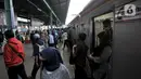 Aktivitas penumpang KRL di Stasiun Manggarai, Jakarta, Kamis (16/4/2020). PT KCI menyatakan jumlah penumpang kereta listrik (KRL) terus menurun selama pemberlakuan Pembatasan Sosial Berskala Besar (PSBB) di Jabodebek hingga 50 persen. (merdeka.com/Iqbal S. Nugroho)