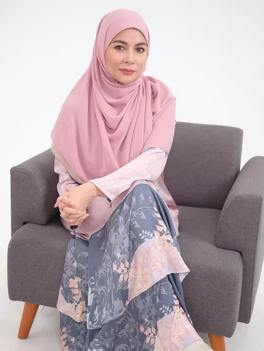 Jika Anda ingin tampil manis dan anggun dengan hijab syari, gaya Meisya ini bisa disontek. Di sini Meisya tampil dalam busana bernuansa merah muda dengan ruffle skirt bermotif bunga. [Foto: Instagram/meisya_siregar]