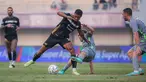 Pemain Dewa United, Alex Martins (tengah kiri) berebut dengan pemain Persebaya Surabaya, Ze Valente (tengah kanan) pada laga lanjutan BRI Liga 1 2023/2024 antara Dewa United melawan Persebaya Surabaya di Indomilk Arena, Tangerang, Sabtu (30/09/2023). (Bola.com/Bagaskara Lazuardi)