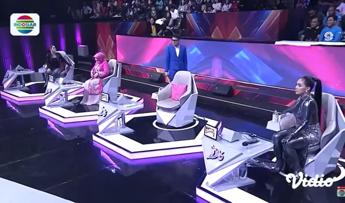 Denada mengaku ingin mendaftar menjadi Owan Lovers. Dia bahkan mengaku ingin menjadi ketuanya.<br>