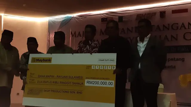 Sumbangan 200.000 Ringgit Malaysia dari rumah produksi film Malaysia SKOP Productions yang disalurkan lewat organisasi humaniter Malaysia MAPIM untuk pembangunan masjid bari di Kelurahan Duyu, Kecamatan Tatanga, Palu (Rizki Akbar Hasan / Liputan6.com)