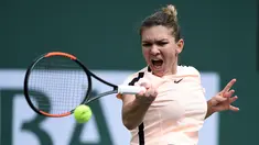 Petenis putri nomor satu dunia, Simona Halep berusaha mengembalikan bola ke petenis Cina, Wang Qiang pada turnamen BNP Paribas Terbuka di Indian Wells, Selasa (13/3). Halep mengalahkan pendatang baru Wang Qiang 7-5 6-1 (Kevork Djansezian/Getty Images/AFP)