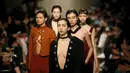 Sejumlah Model mengenakan busana desainer Carolina Machado untuk busana koleksi musim panas/dingin selama Lisbon Fashion Week , Portugal , 11 Maret 2016. (REUTERS / Rafael Marchante)