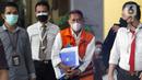 Mantan Dirut PT Pelindo II (Persero) Richard Joost Lino (tengah) usai menjalani pemeriksaan di Gedung KPK, Jakarta, Senin (26/4/2021). RJ Lino diperiksa sebagai tersangka dugaan korupsi pengadaan tiga unit Quay Container Crane (QCC) di PT Pelindo II tahun 2010. (Liputan6.com/Helmi Fithriansyah)