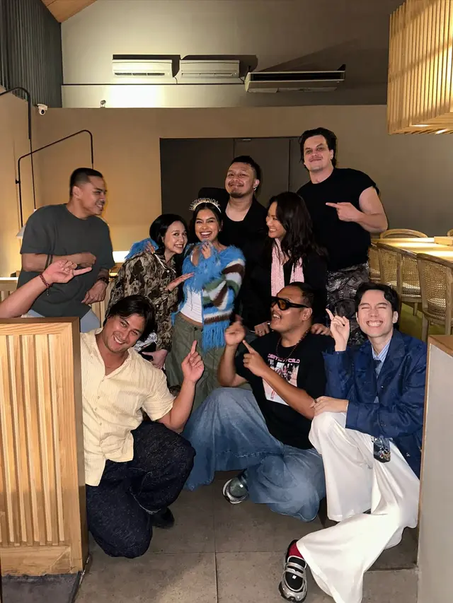 Gaya Boyish Vintage Eva Celia Birthday Dinner Bareng Sahabat, Tampil Simple dengan Cardigan Berbulu