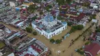 Foto udara menunjukkan bangunan, termasuk masjid, terendam banjir di Lhoksukon, Aceh Utara, Aceh, 3 Januari 2022. Banjir besar melanda Aceh Utara menyusul hujan deras di wilayah tersebut. (ZIKRI MAULANA/AFP)