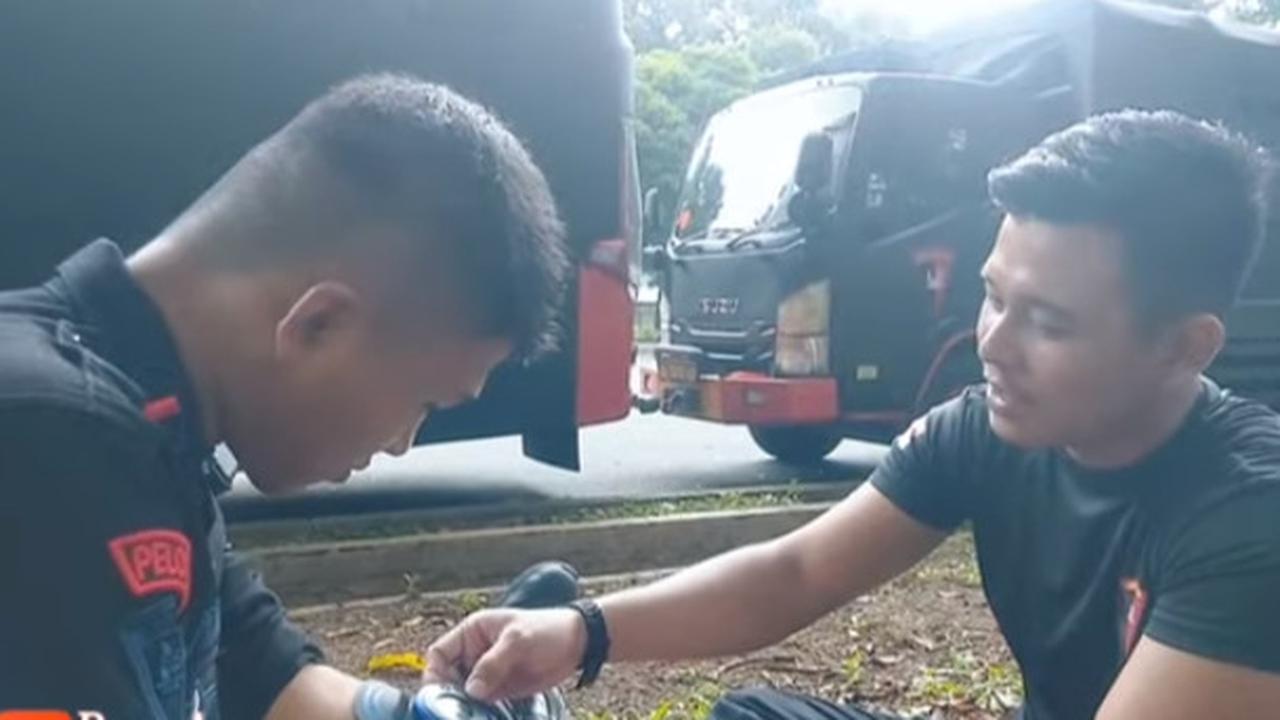 Usut punya usut, momen berkumpulnya para anggota Brimob tersebut ternyata lantaran ingin menjajal alat elektronik yang tengah viral. Mereka bakal mencoba alat pijat elektronik.